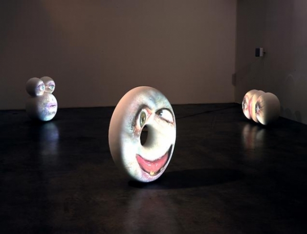 INSTALLAZIONE DI VIDEO SCULTURE PRESSO LA GALLERIA METRO PICTURES, NEW YORK - Tony Oursler 2003 - Arte contemporanea