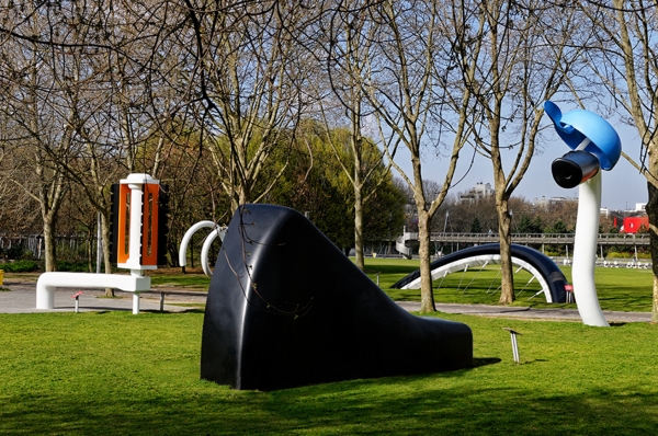 BICYCLETTE ENSEVELIE - Claes Oldemburg  e Coosye Van Bruggen - 1990 - Arte contemporanea